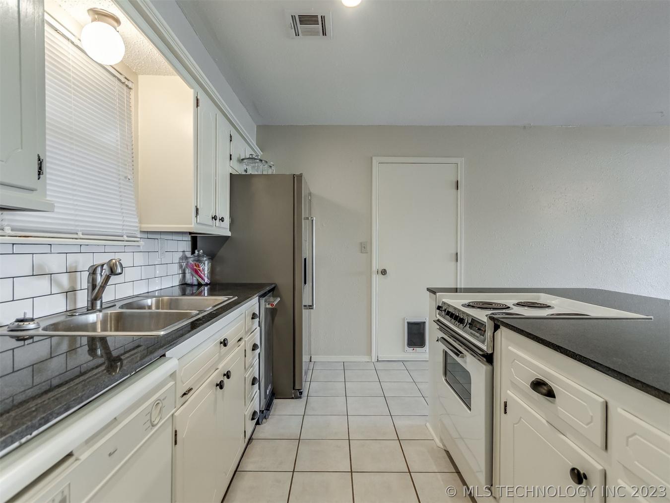 Exceptional waterfront home!! Home has been updated &amp; in fanta – image 20