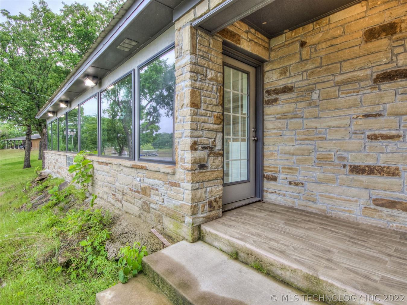 Exceptional waterfront home!! Home has been updated &amp; in fanta – image 4