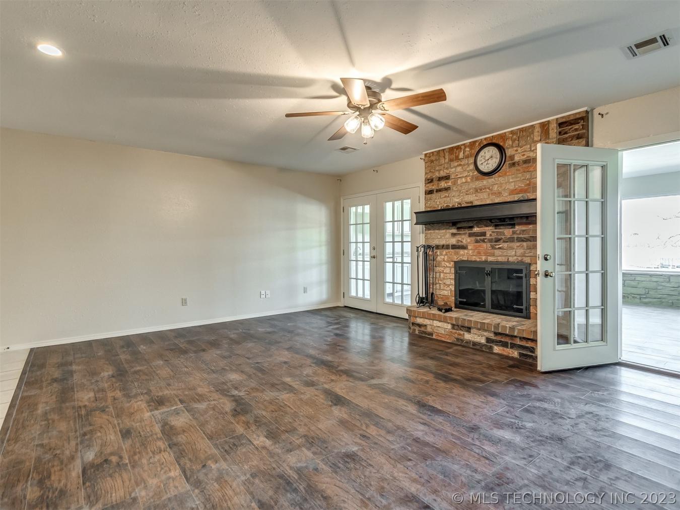 Exceptional waterfront home!! Home has been updated &amp; in fanta – image 9
