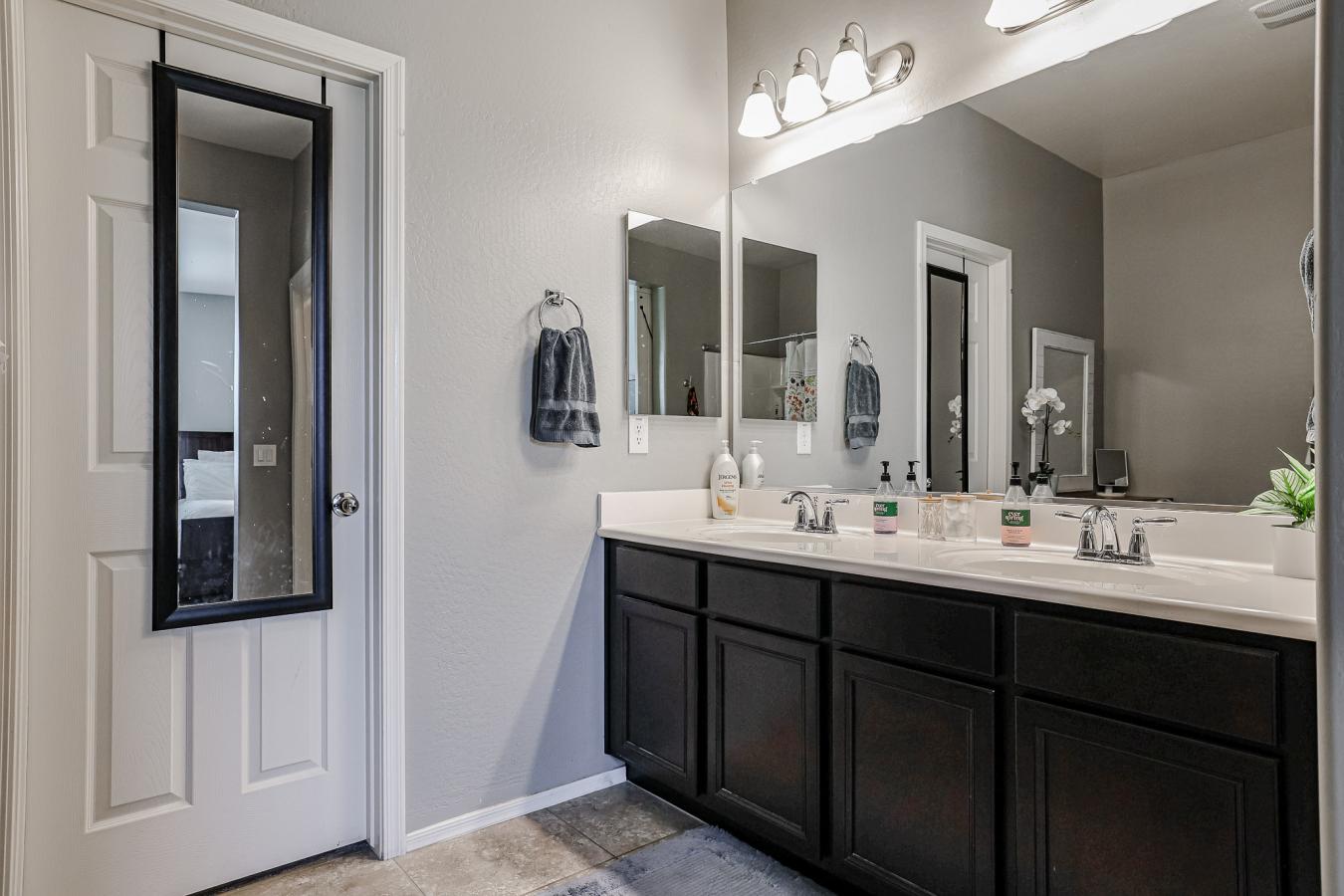 Discover your dream home! This 3 bed, 2 bath gem is located in a gated – image 12
