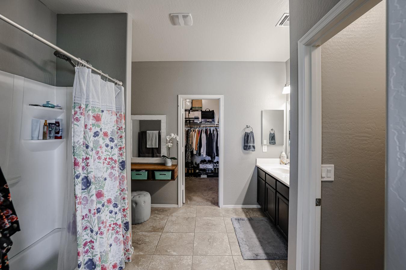 Discover your dream home! This 3 bed, 2 bath gem is located in a gated – image 13
