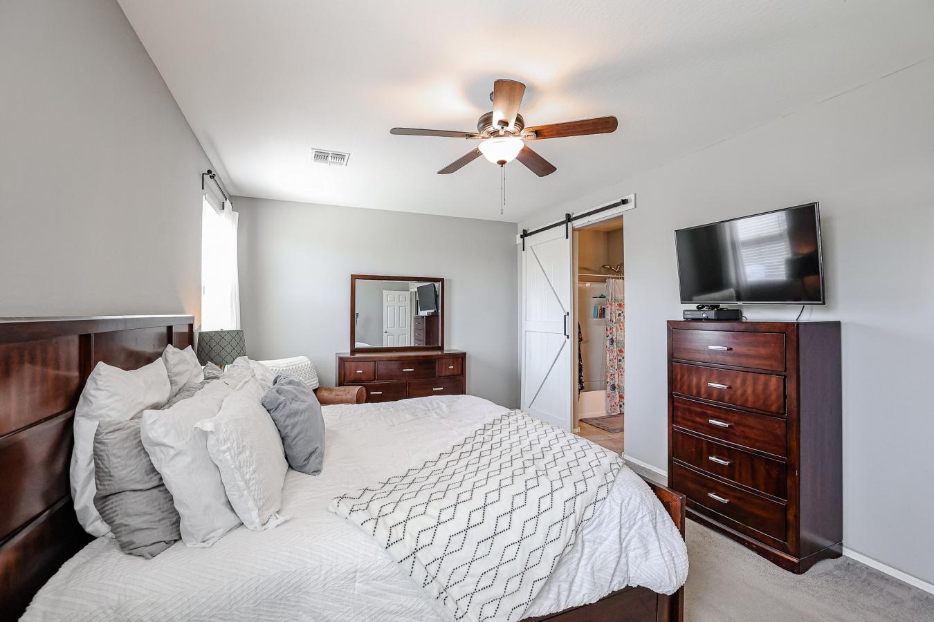 Discover your dream home! This 3 bed, 2 bath gem is located in a gated – image 16