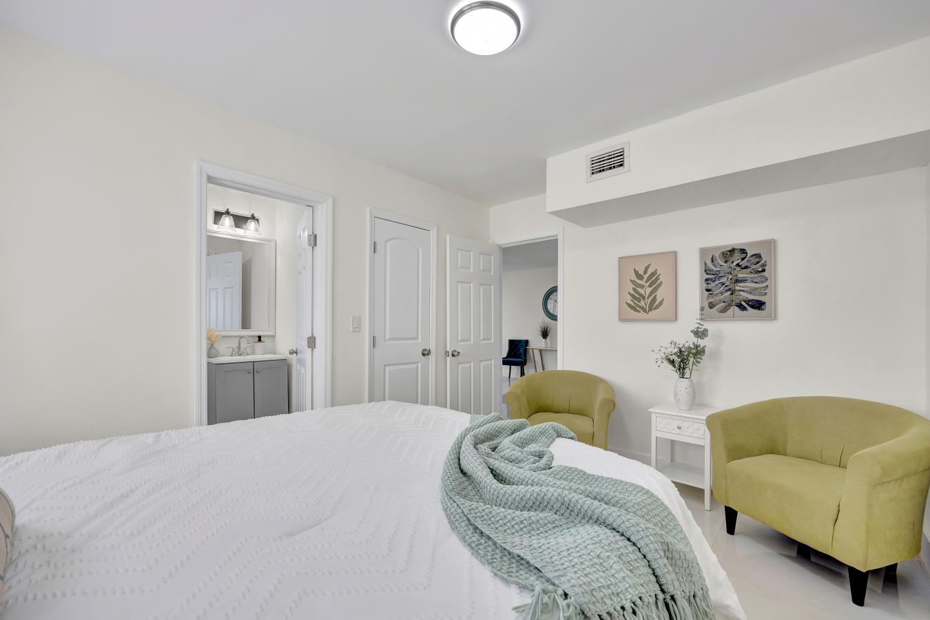 Discover your personal paradise in Panama Gardens! This fully renovate – image 1