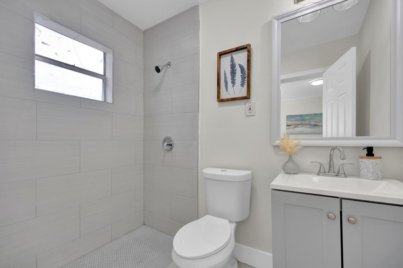 Discover your personal paradise in Panama Gardens! This fully renovate – image 2