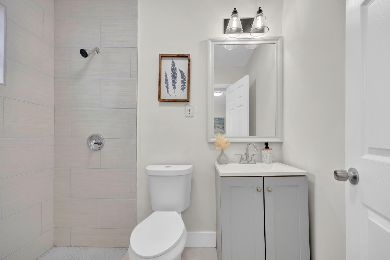 Discover your personal paradise in Panama Gardens! This fully renovate – image 3