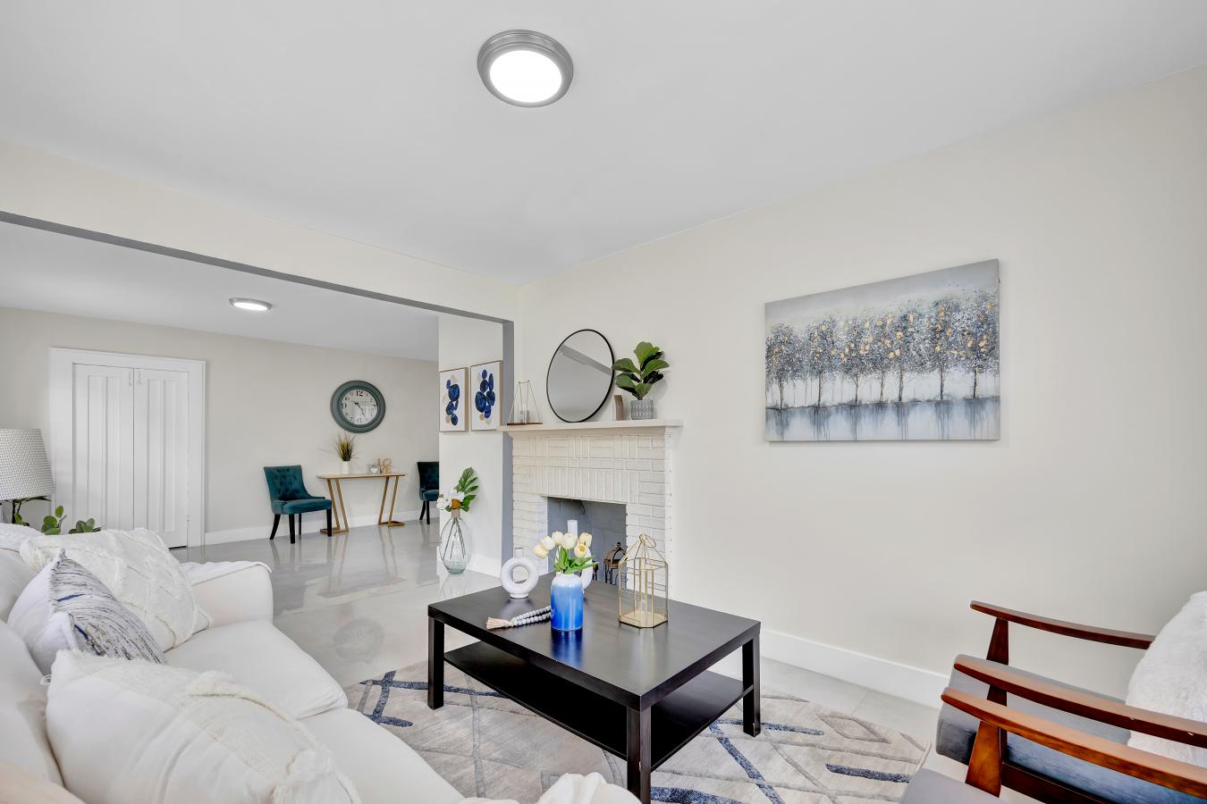 Discover your personal paradise in Panama Gardens! This fully renovate – image 4
