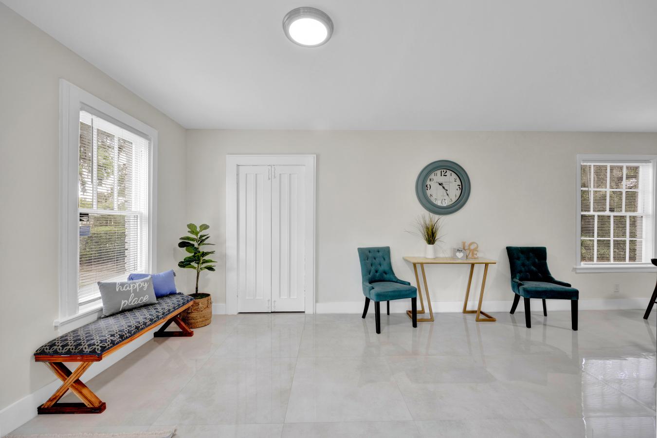 Discover your personal paradise in Panama Gardens! This fully renovate – image 5
