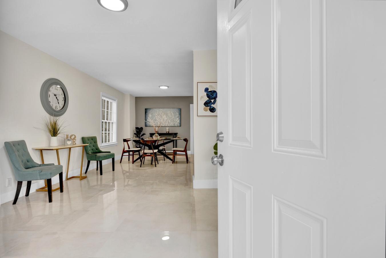 Discover your personal paradise in Panama Gardens! This fully renovate – image 7