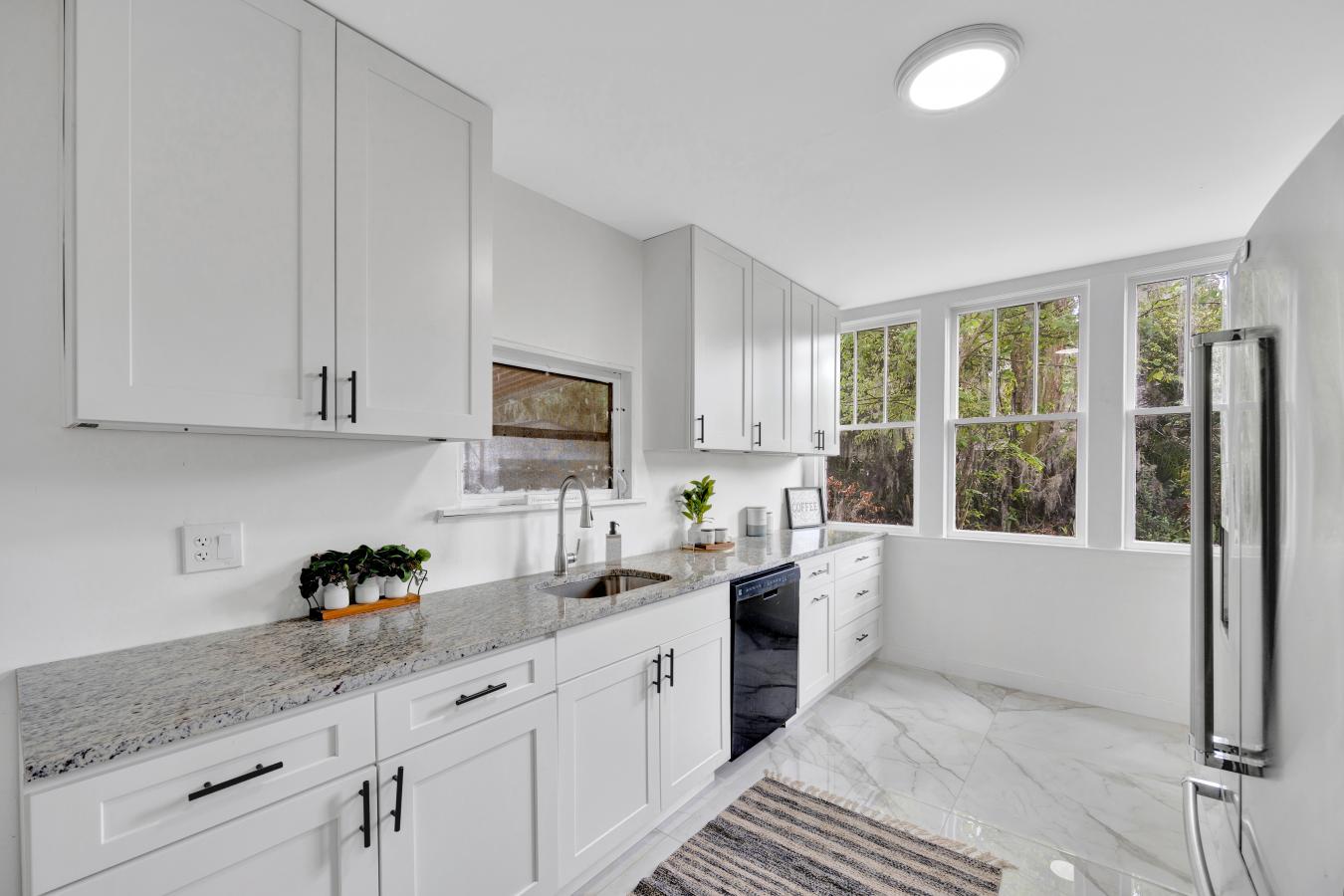 Discover your personal paradise in Panama Gardens! This fully renovate – image 11