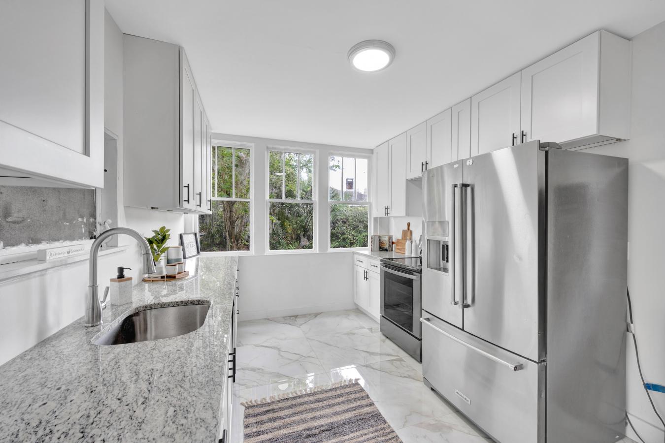 Discover your personal paradise in Panama Gardens! This fully renovate – image 12