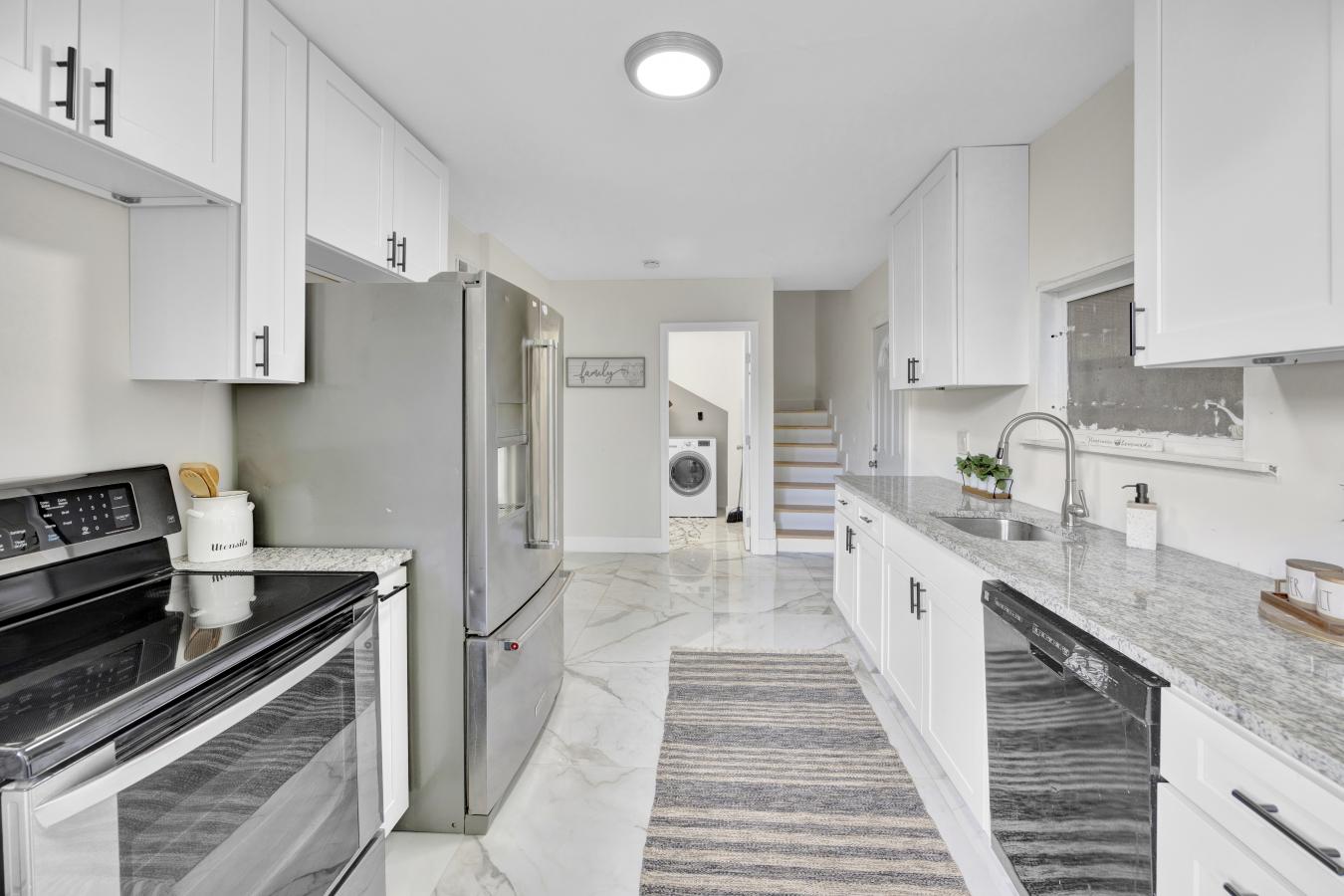 Discover your personal paradise in Panama Gardens! This fully renovate – image 13