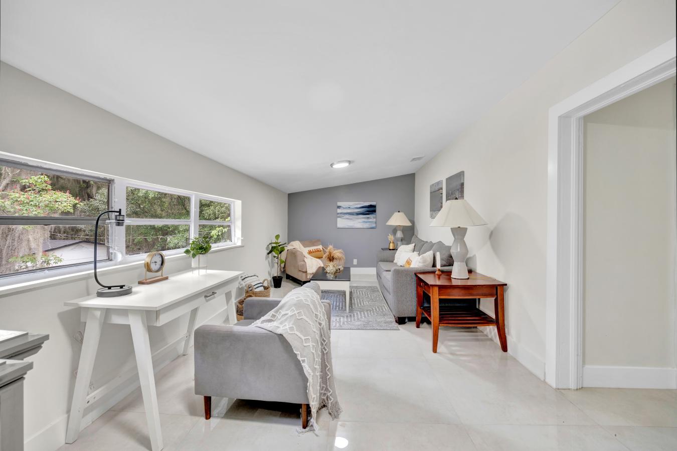 Discover your personal paradise in Panama Gardens! This fully renovate – image 17
