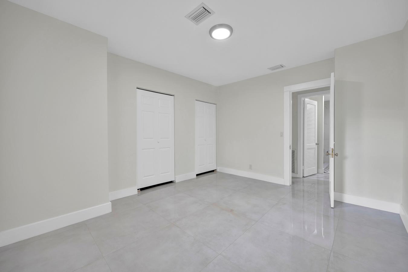 Discover your personal paradise in Panama Gardens! This fully renovate – image 19