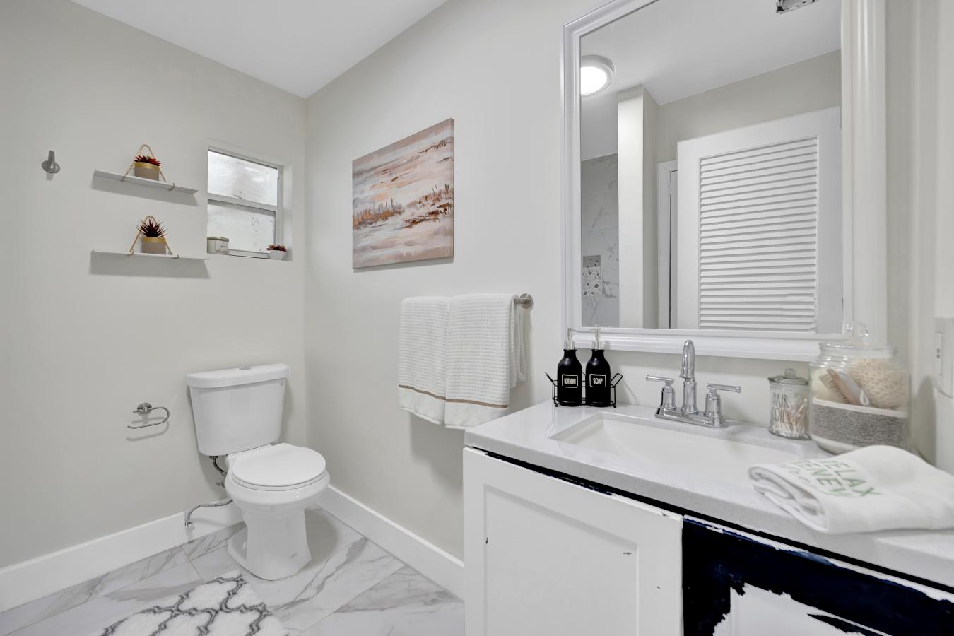 Discover your personal paradise in Panama Gardens! This fully renovate – image 20