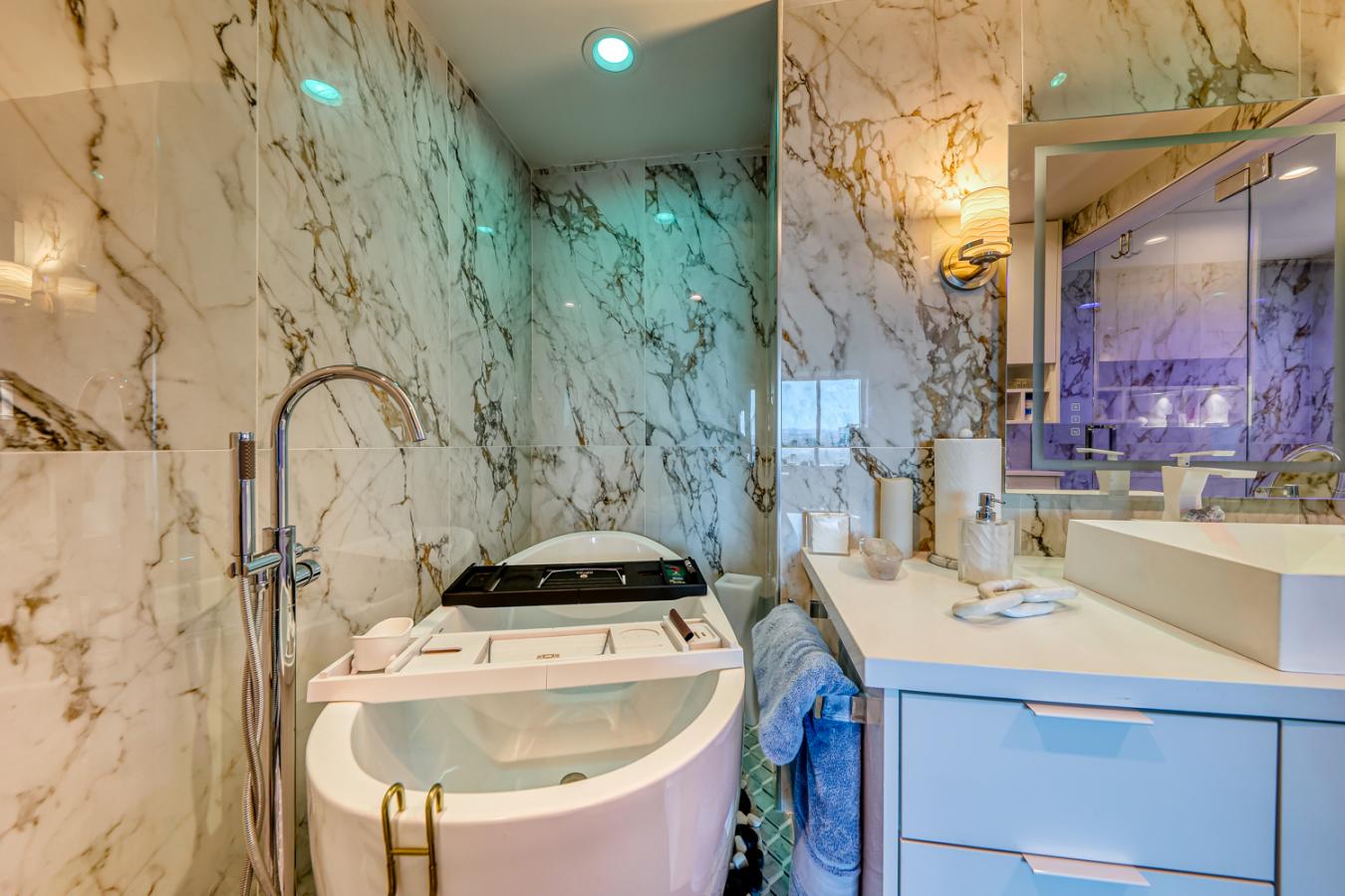 2700 Las Vegas Boulevard, Las Vegas, NV, 89109, United States, 2 Bedrooms Bedrooms, ,2 BathroomsBathrooms,Residential,For Sale,2700 Las Vegas Boulevard,1274223