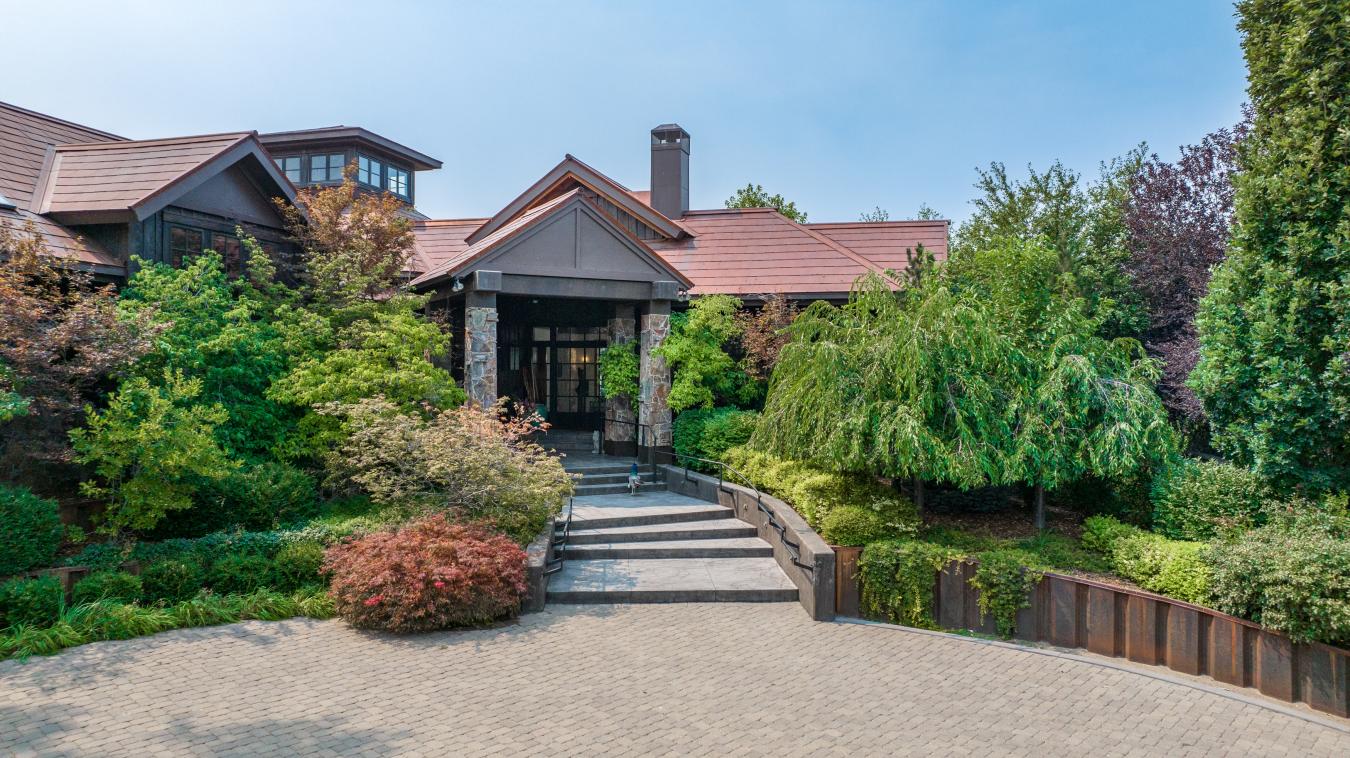 This extraordinary estate once owned by the Harrah family in the heart – image 4