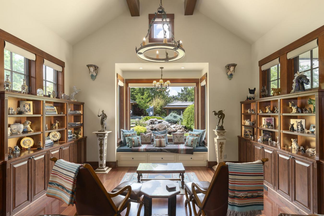 This extraordinary estate once owned by the Harrah family in the heart – image 17