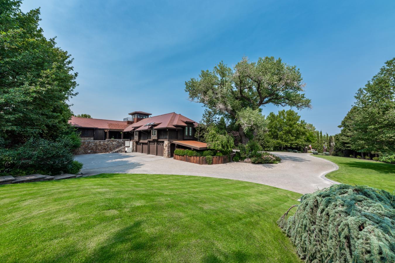This extraordinary estate once owned by the Harrah family in the heart – image 13